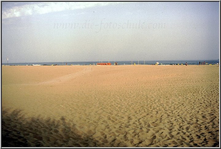 CaSavioStrand.jpg - Der breite Strand von Ca Savio in Italien, nahe Venedig. Du kannst Dir nicht vorstellen, wie Dir hier die Füße brennen, wenn Du mittags versuchst, bis ans Meer zu kommen.....