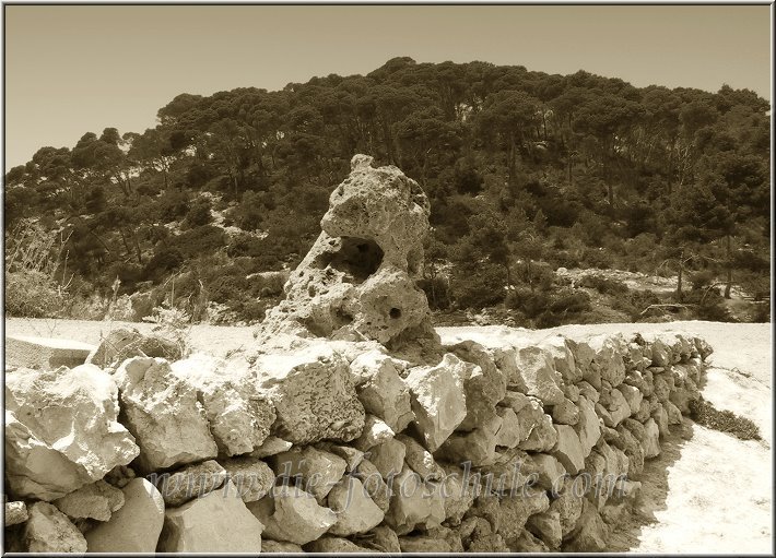 Cala_Galdana_01.jpg - Eine Mauer an der Cala Galdana. Das Bild habe ich nachträglich in monochrome umgewandelt und digital getönt.