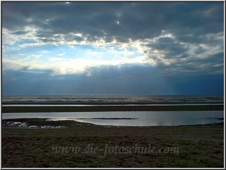 Egmond_fotoschule_2.jpg - Gewitterstimmung an der Nordsee. Häufig ziehen bedrohliche Wolkenfelder heran, die sich aber meistens erst im Hinterland entleeren. Ich habe es schon oft erlebt, dass es in Heiloo Bindfäden goss und in Egmond die Sonne schien (keine 10km Entfernung).