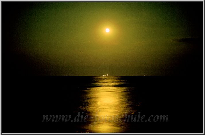 Mond_ueber_Meer.jpg - Ein sehr altes Foto aus meinen Anfängen. Mit meiner ersten SLR und gerade frisch erstandenem Stativ im Alter von 12 Jahren nachts am Strand von Ca´Savio an der italienischen Adria. Ich war super stolz, dass mein Vater mit mir zum Strand ging und ich den Vollmond fotografieren durfte.