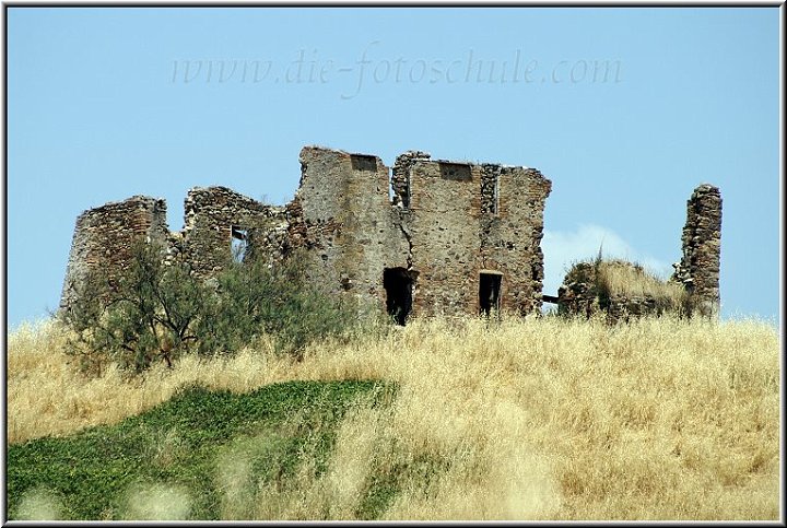 Ruine_Volterra.jpg - Eine alte Ruine auf dem Weg nach Volterra, der Alabaster-Stadt in der Toscana.