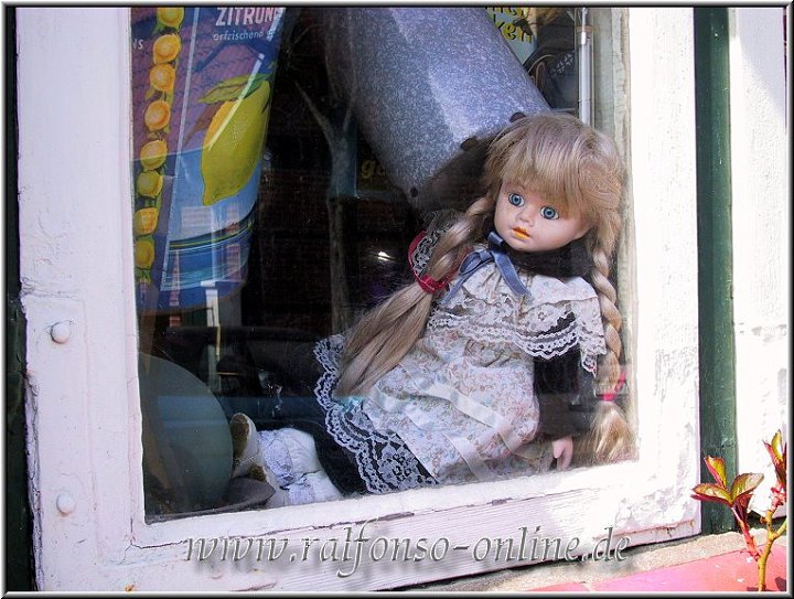 Troedelfenster.jpg - Das Schaufenster eines Trödlers in Bad Malente.