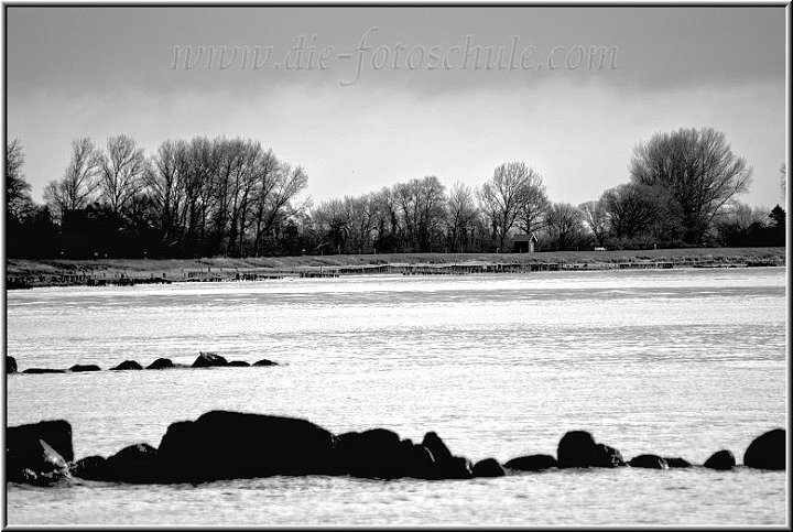 Weg_nach_Dahme_sw.jpg - Gegenlicht-Stimmung an der Ostsee zwischen Kellenhusen und Dahme.