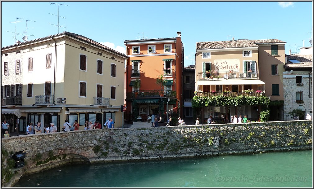 Sirmione_005.jpg - Sirmione, der etwas andere Ort am südlichen Gardasee„Links“ (also in westlicher See- Richtung) von Peschiera del Garda liegt die Perle des Gardasees: Sirmione.Es waren die Fotos von Sirmione in einer Illustrierten, die mich vor dem Urlaub auf den Gardasee aufmerksam gemacht haben und mich letztlich hier zum Buchen bewirkten. In den vergangenen Jahren war diese ganze Region für mich eher ein Transitland auf den Weg in den Süden Italiens….