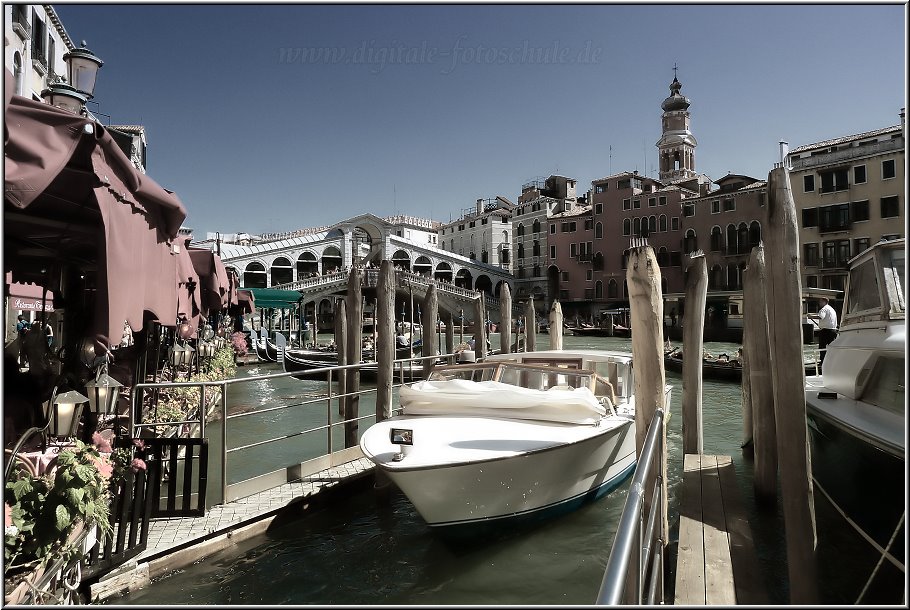 Venedig_Ralfonso_025_a.jpg - Trotz aller Touris und allgegenwärtigem Verfall: manche Stellen in Venedig sind schlichtweg beeindruckend. Hier zu stehen und auf den Canale Grande samt Rialto-Brücke zu schauen ist ein Erlebnis!