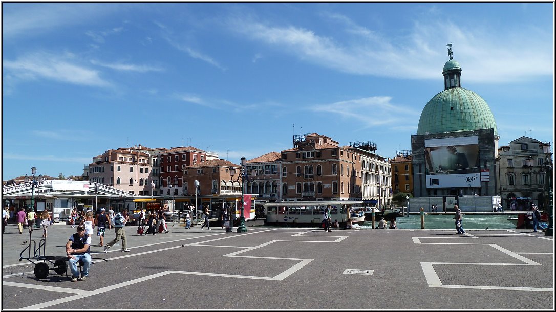 Venedig_Ralfonso_058.jpg - Ich denke mal, meinen Zeilen ist zu entnehmen, daß mich Venedig nicht mehr in seinen Bann gezogen hat. Auch die Versuche, mir bekannte abgelegenere Plätze aufzusuchen und etwas venezianisches Feeling zu erhaschen versiegten entweder im Touristentrubel oder schlichtweg im vermoddernden Schutt. Zurück am Bahnhof (hier der Blick von den Bahnhofsstufen auf den Canale Grande) sahen wir ein Hochzeitspaar, daß voller Katalogerwartung hier seine Flitterwochen verbringen wollte...Oha, da hoffe ich mal, daß das keine Enttäuschung wird, wenn die Realität die beiden einholt. 